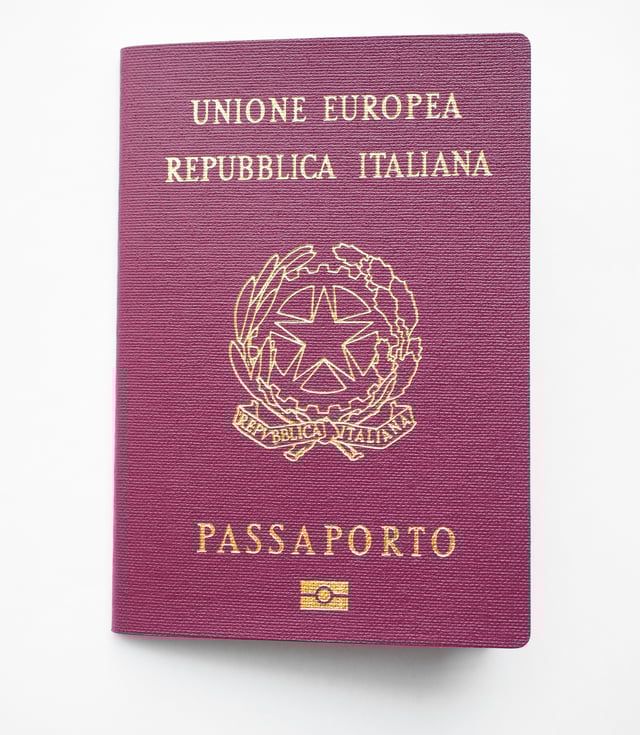 Italian Passport With Epassport Chip Secure