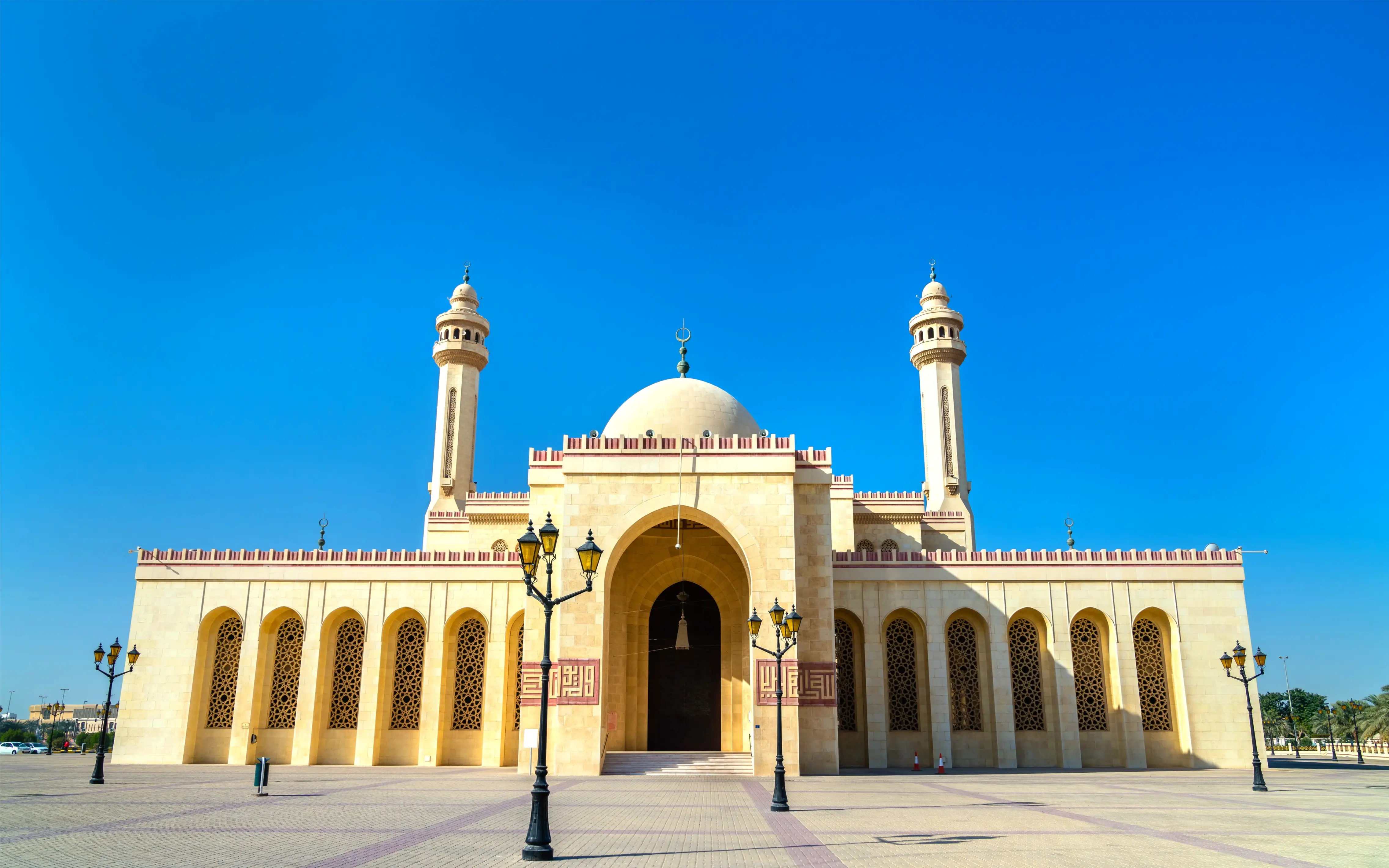 al fateh grand mosque in manama bahrain