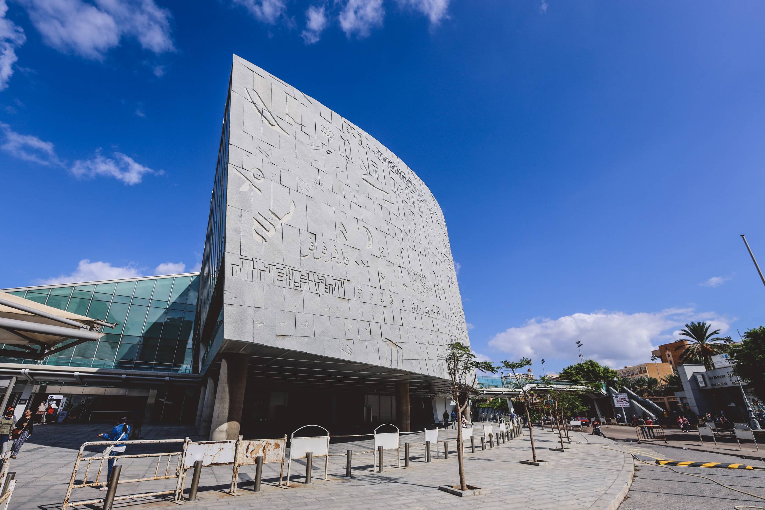 مكتبة الإسكندرية الحديثة - الواجهة الخارجية