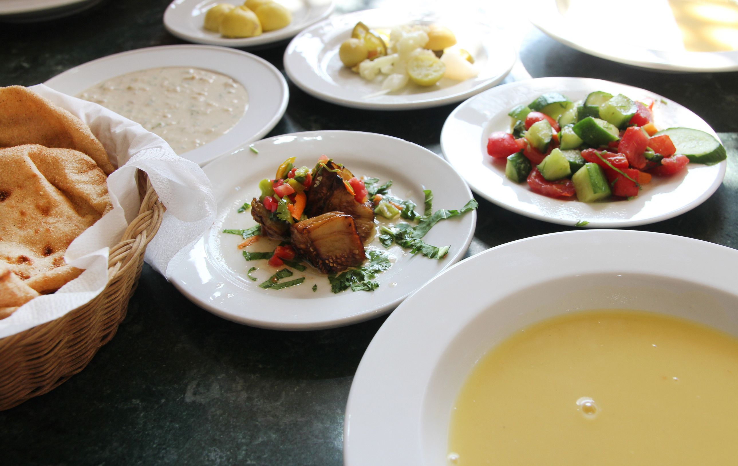 Египетские лепешки и гарниры в ресторане Luxor