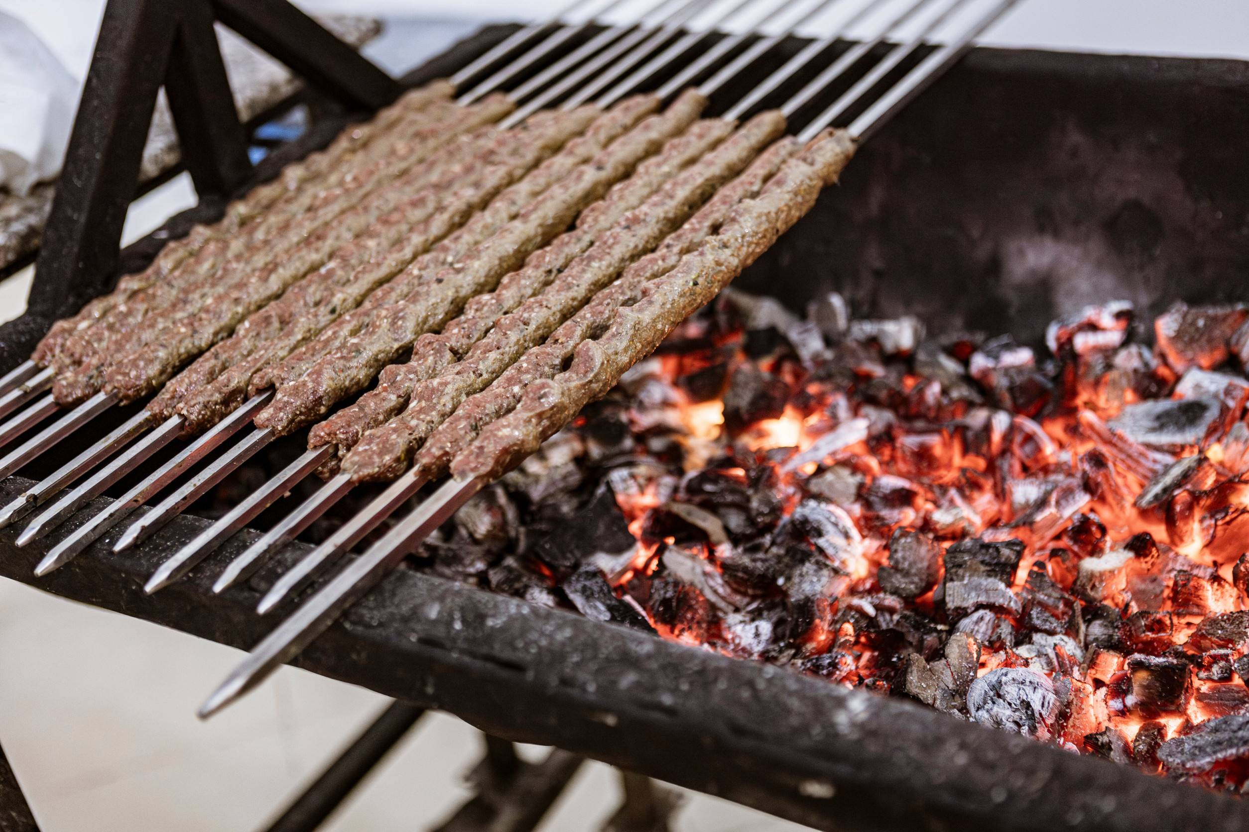 Kofta-Kebabs grillen &uuml;ber hei&szlig;en Kohlen