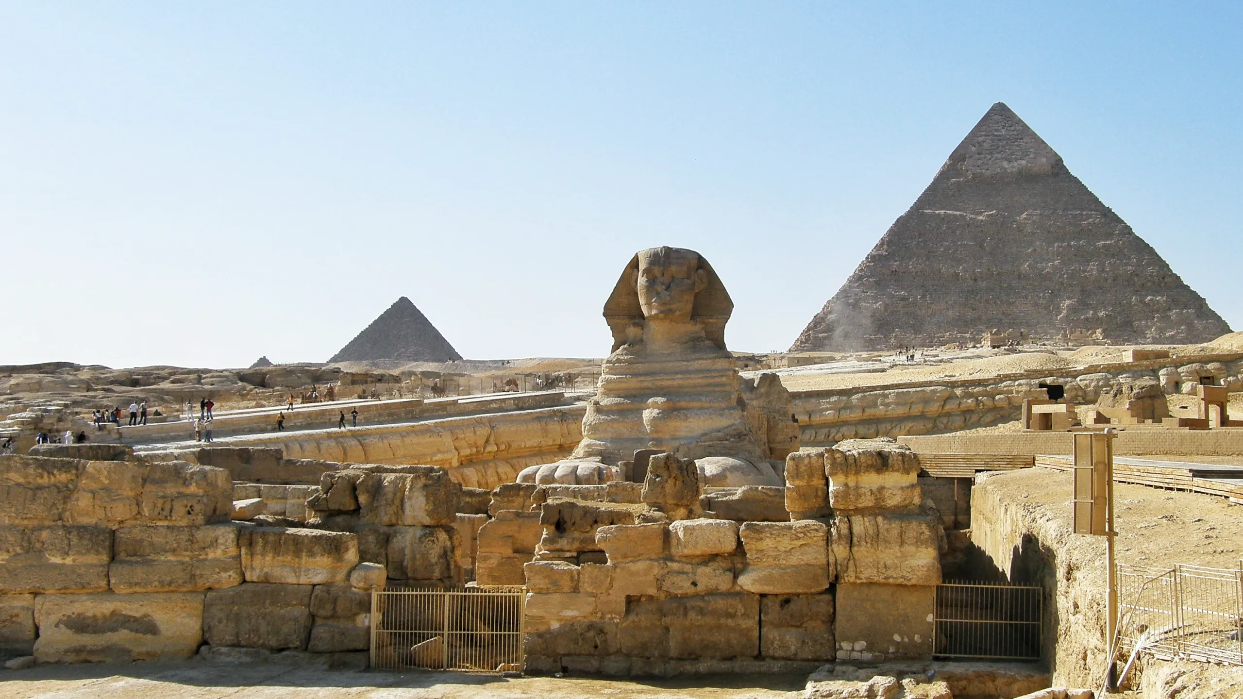 pyramids are located in giza cairo