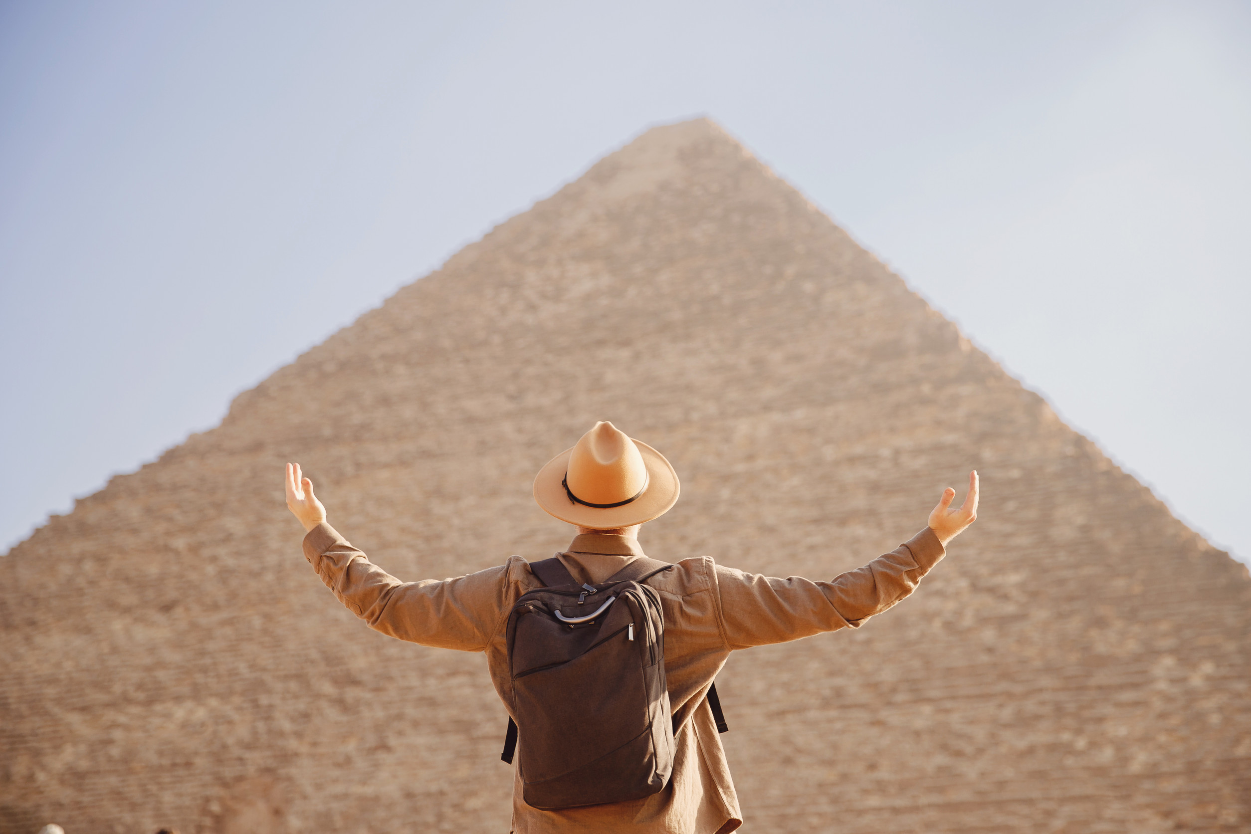 Pyramides par une journée ensoleillée