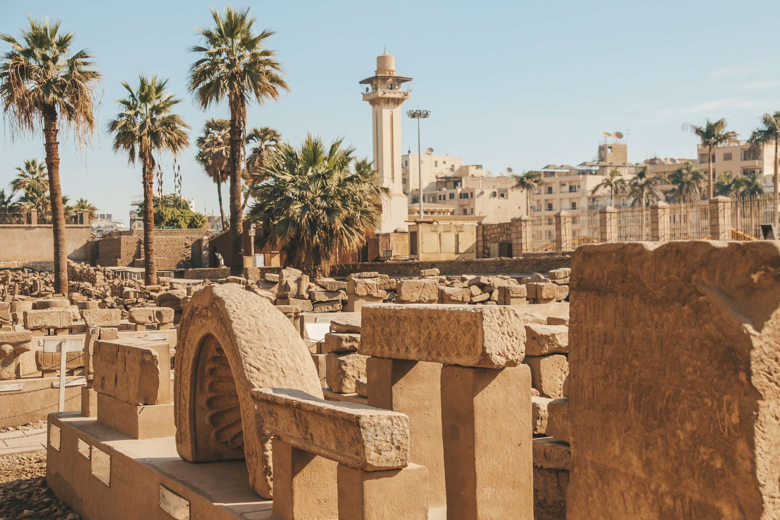 Руины египетского храма Карнак в Египте