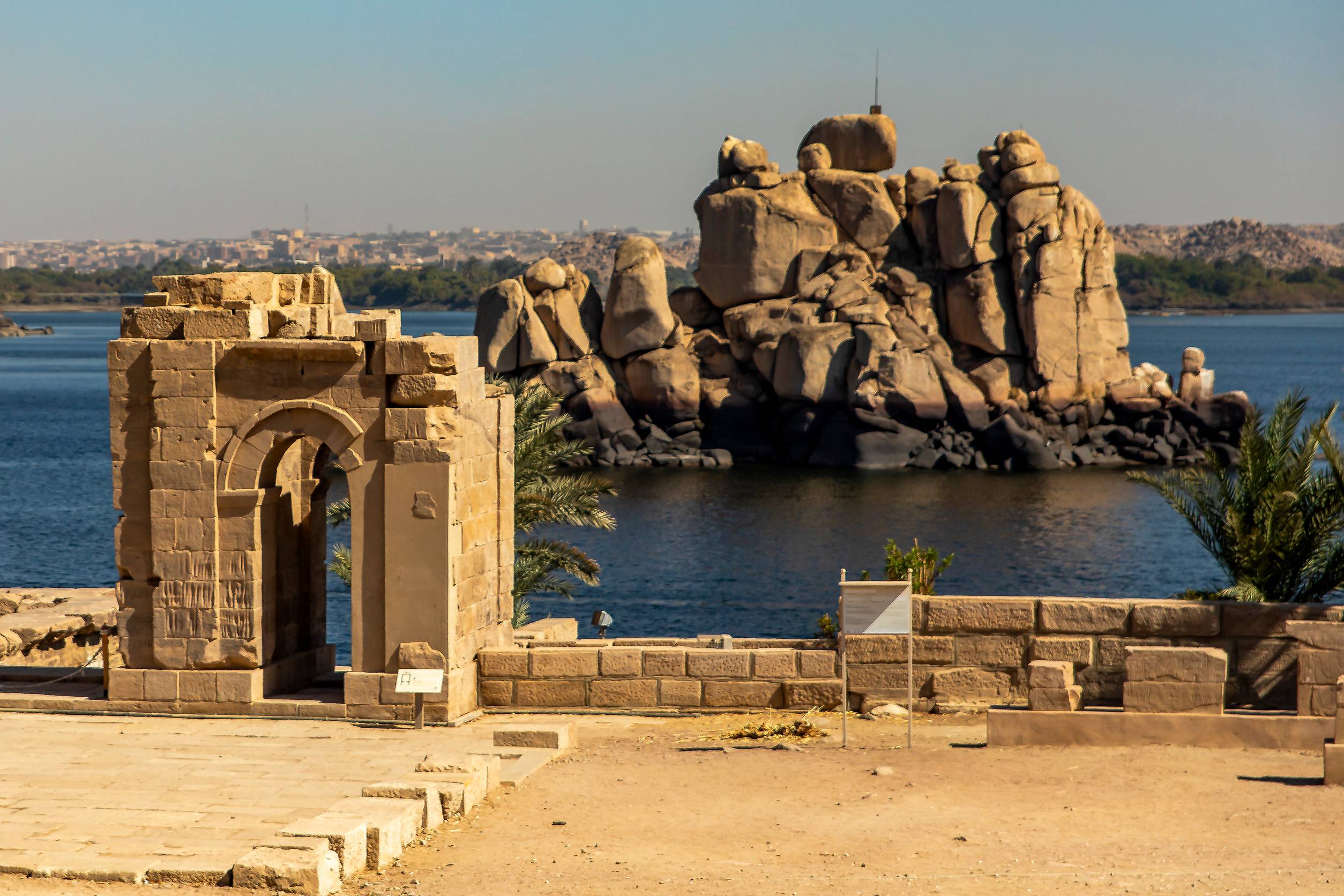 الفيلة وفيلة الشهيرتان في أسوان