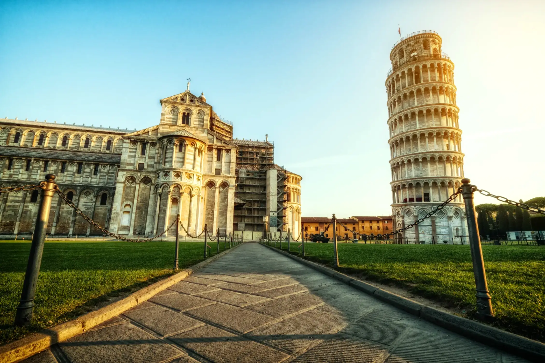 the leaning tower in pisa italy