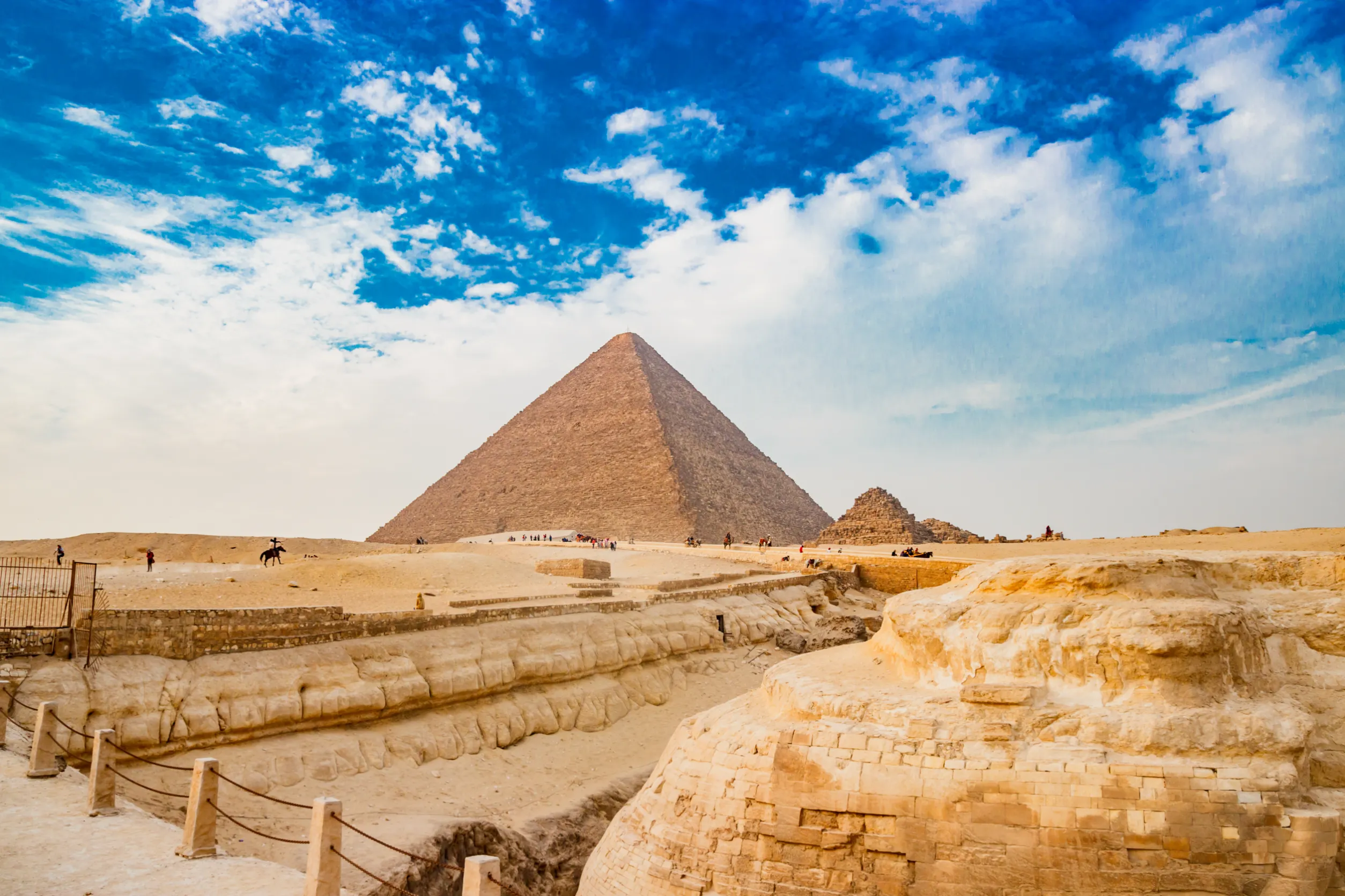 the pyramid in cairo egypt