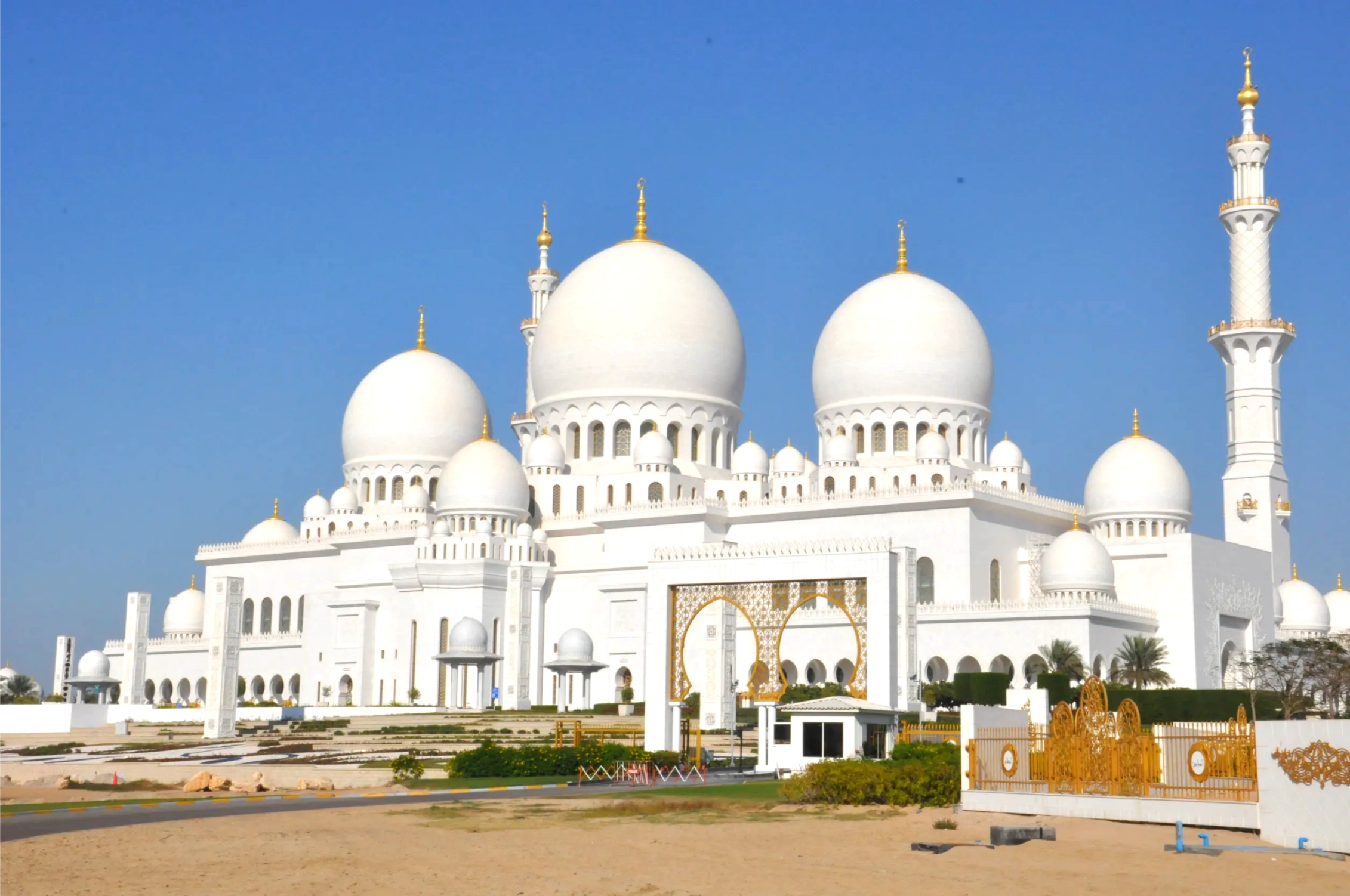 the sheikh zayed grand mosque in abu dhabi uae