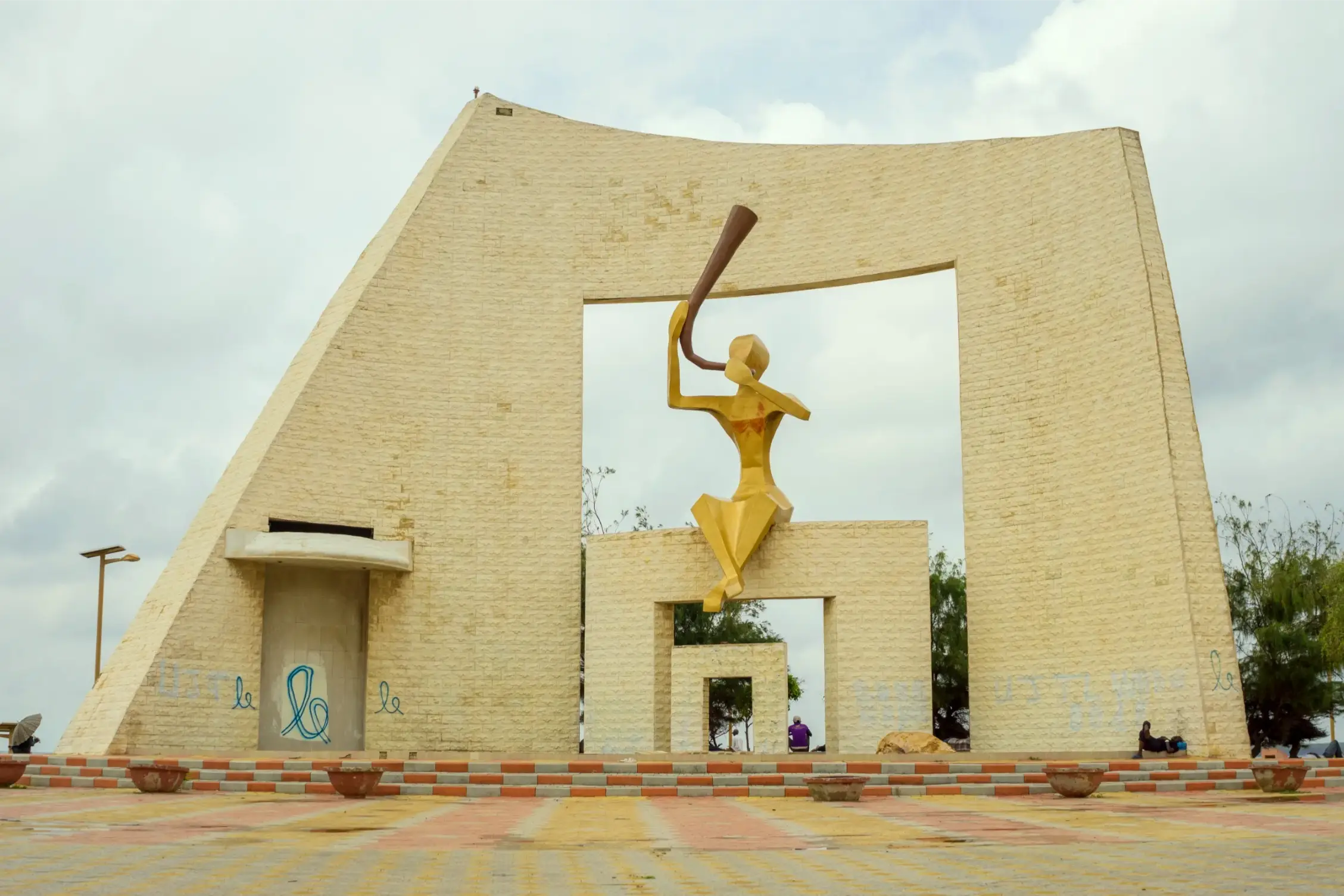 the statue of a woman blowing a horn in dakar senegal