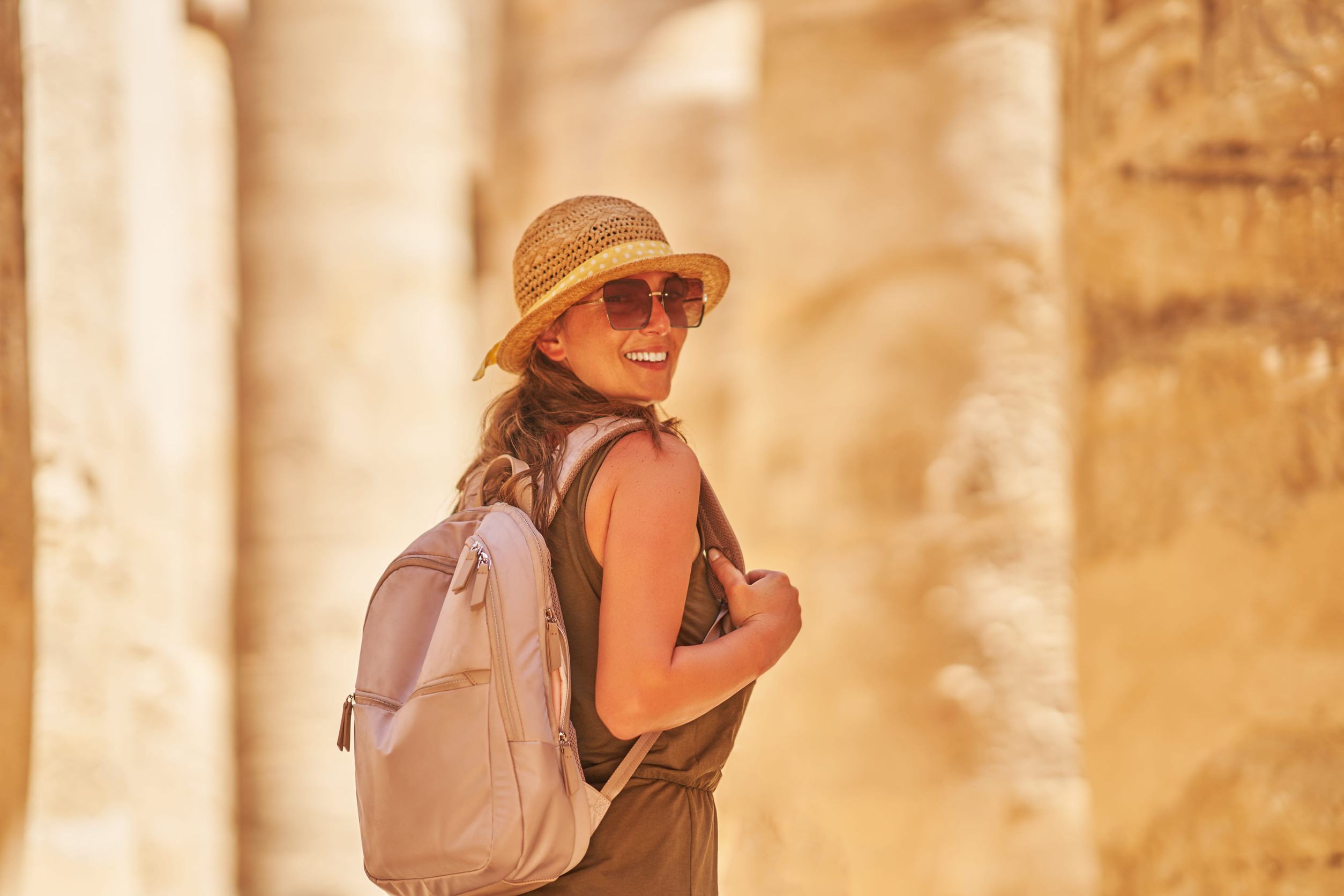 Touristin im Karnak-Tempel in Luxor, &Auml;gypten